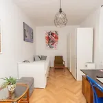 Artbase - Cozy And Close To Everywhere Apartament *