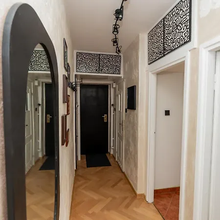 Apartment Artbase - Cozy And Close To Everywhere