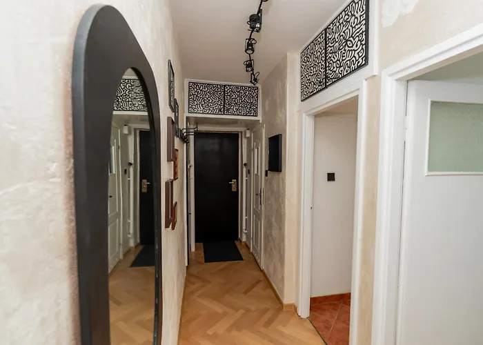 Apartment Artbase - Cozy And Close To Everywhere