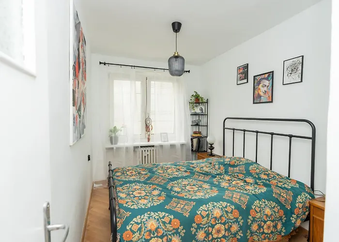 Apartment Artbase - Cozy And Close To Everywhere